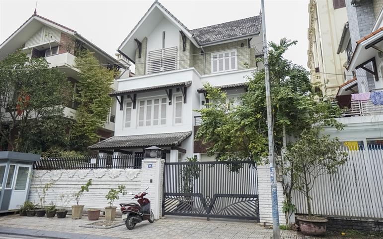 Stunning villa with 4 bedrooms, a garage and garden for rent in Tay Ho, near the lake