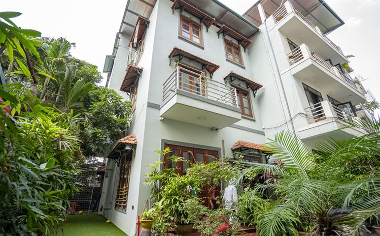 Beautiful 4 bedroom house with spacious garden in Tay Ho for rent.