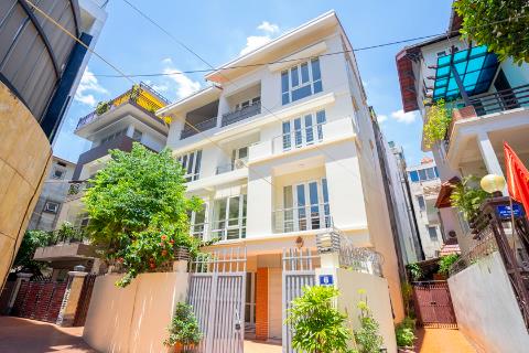 Stunning villa with 4 bedrooms, a garage and courtyard for rent in Dang Thai Mai, Tay Ho