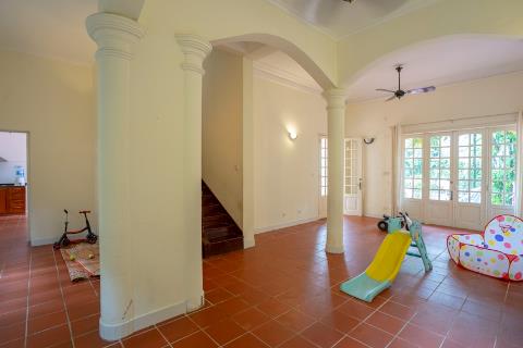 4-bedroom villa with spacious garden and outdoor swimming pool, car access
