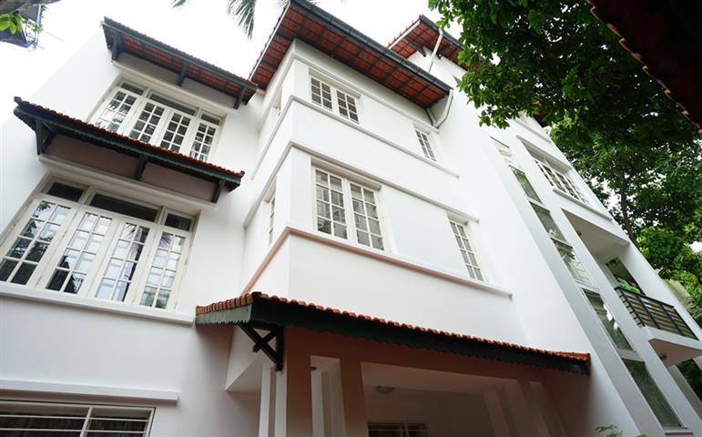 Spacious garden house with 5 bedrooms for rent in Tay Ho, Hanoi