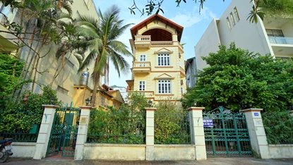 Lake side 4-bedroom house with fully furniture for rent on Tu Hoa Str, Tay Ho Area