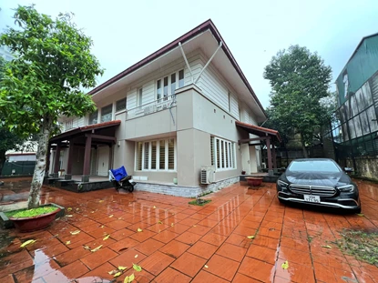 Unfurnished and privacy 4-bedroom villa with huge yard for rent on Dang Thai Mai street, Tay Ho area