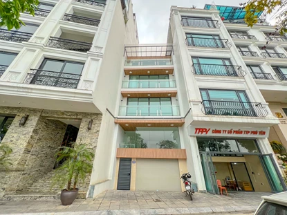 Modern 3-bedroom house with lake view for rent on Tu Hoa Street, Tay Ho area
