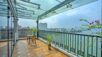 Lake view and fully furnished 2 bedroom apartment for rent in Xuan Dieu, Tay Ho
