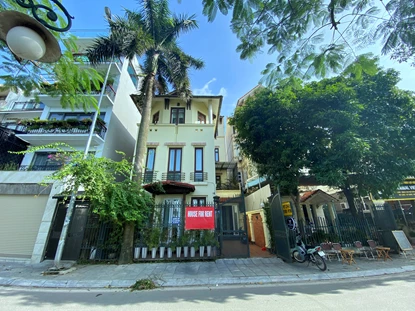 Lakeside 04-bedroom villa on Tu Hoa St., Tay Ho