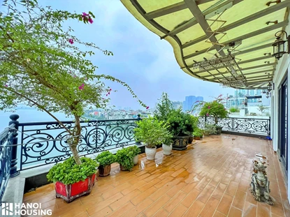 Lake view 3-bedroom apartment with large balcony for rent in Xuan Dieu