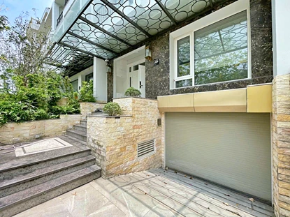 Bright and Modern 5-Bedroom Villa in Ciputra