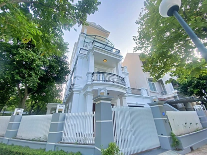 Fully furnished 5-bedroom villa with gorgeous rooftop view in Ciputra