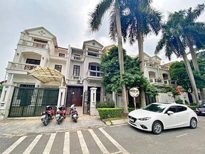 Spacious 3-bedroom villa with private garden in Ciputra