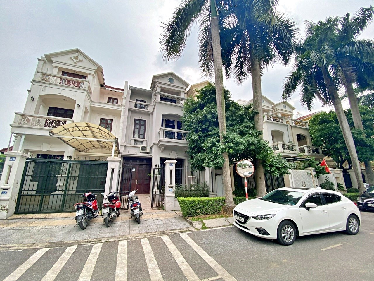 Spacious 3-bedroom villa with private garden in Ciputra