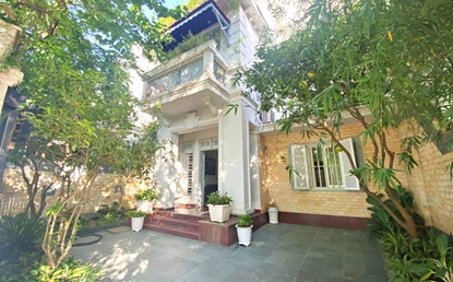 Elegant 5-Bedroom Villa with Lush Garden - Your Perfect Family Retreat!