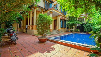 Quiet and centrally located 5 bedrooms villa for rent on Xom Chua street, Tay Ho, Hanoi 