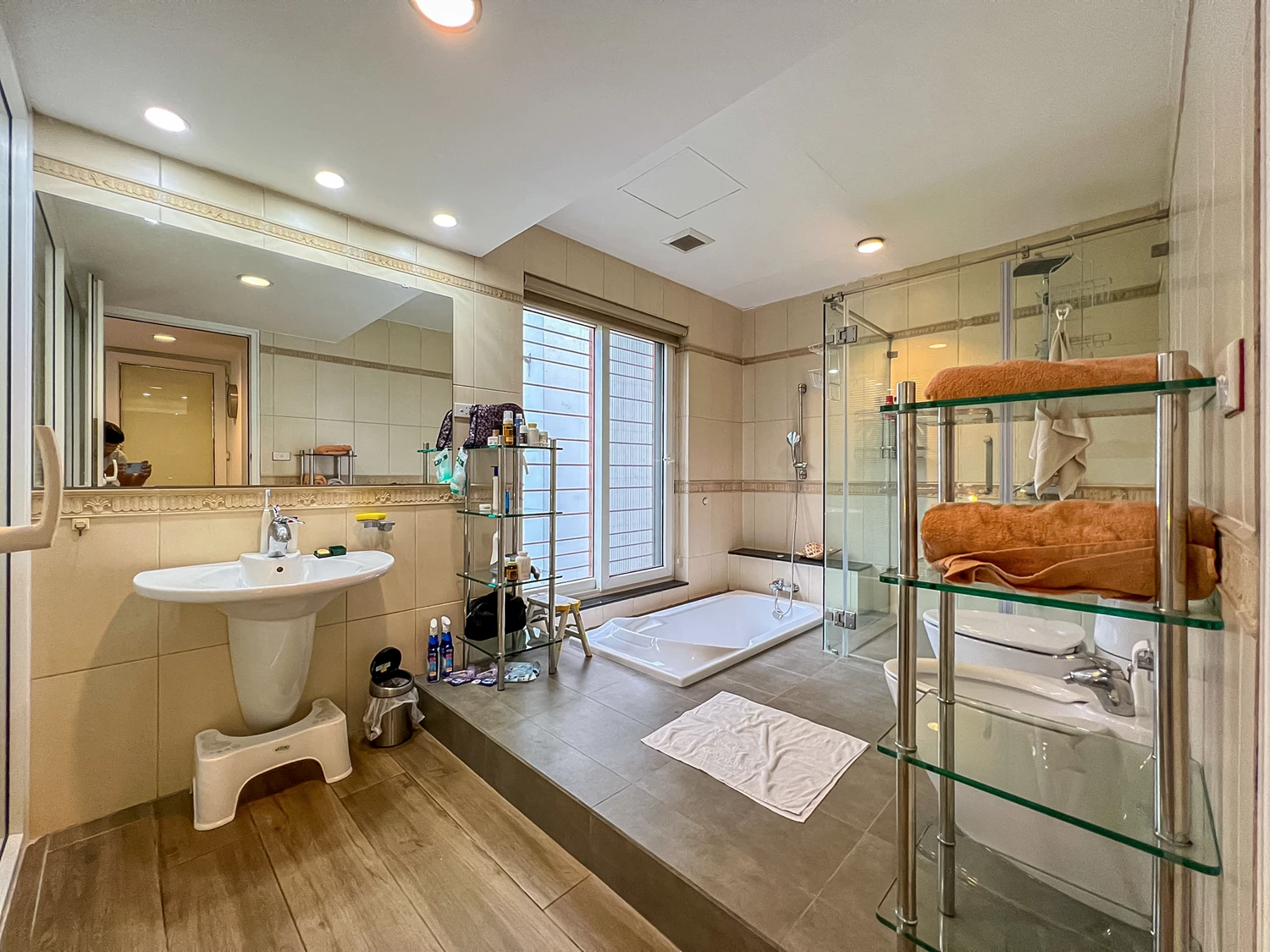 Nice 2 bedroom house with good quality furniture for rent in Tay Ho