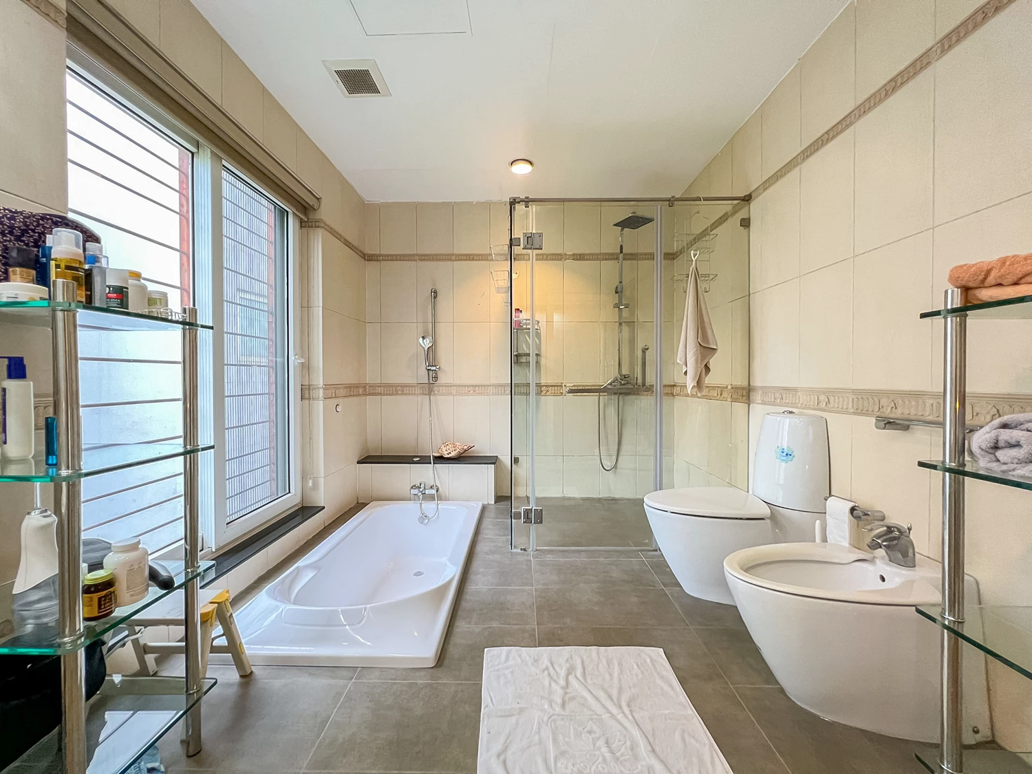 Nice 2 bedroom house with good quality furniture for rent in Tay Ho