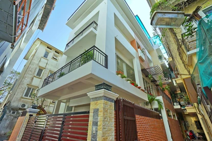 Gorgeous 4 bedroom villa with swimming pool for rent in Dang Thai Mai