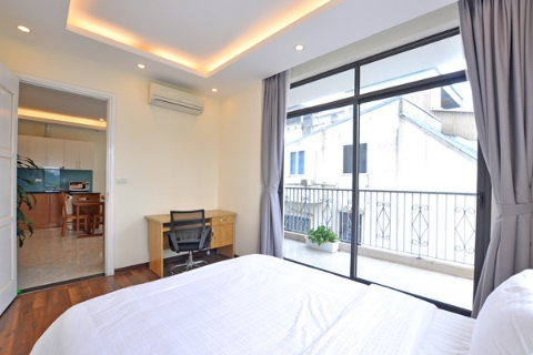 Lake views 2 bedroom apartment for rent in Dong Da dist., Hanoi
