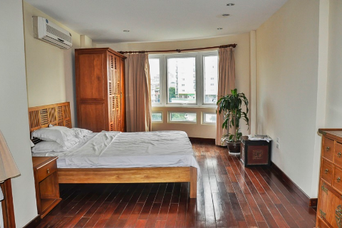 Spacious & lake view 3 bedroom apartment for rent in Truc Bach, Ba Dinh