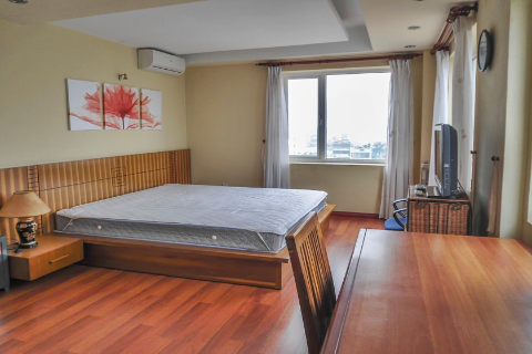 High-floor apartment with 2 bedrooms for rent in Quan Thanh, Ba Dinh