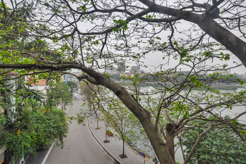 Renting a Lake view 2 bedroom Apartment in Kim Ma, Hanoi