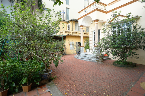 Lake view 4 bedroom house with a spacious courtyard for rent in Tay Ho, Hanoi