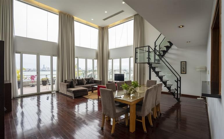 Duplex apartment with a spacious balcony and 3 bedrooms for rent on Xuan Dieu street, free gym