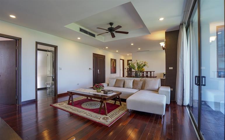 Modern and bright 4 bedroom apartment for rent in Dang Thai Mai, green view and near the lake