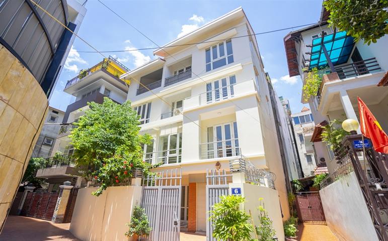 Stunning villa with 4 bedrooms, a garage and courtyard for rent in Dang Thai Mai, Tay Ho