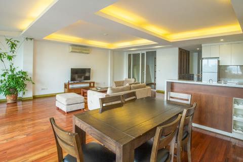 Lake view 3 bedroom apartment for rent on Quang Khanh street, Tay Ho