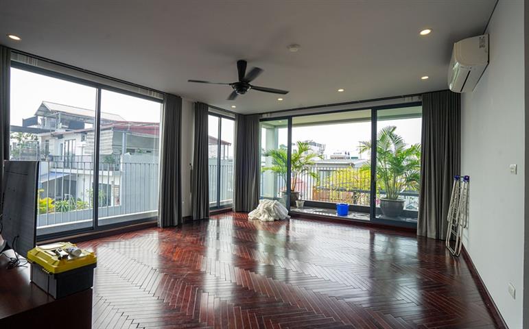 Good quality 3 bedroom apartment on the top floor for rent in Tu Hoa, near West Lake