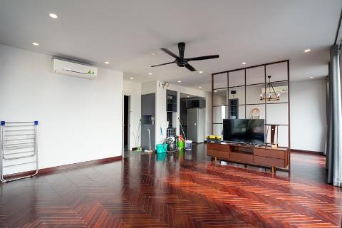 Good quality 3 bedroom apartment on the top floor for rent in Tu Hoa, near West Lake
