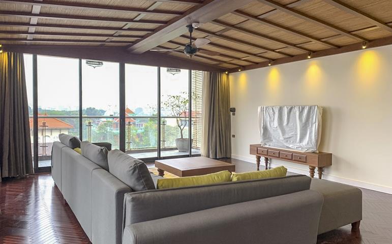 LAKE VIEW apartment with 4 bedrooms for rent in Quang Khanh street, Tay Ho.