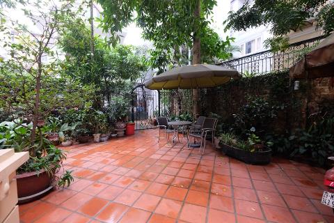 Villa with 4 bedrooms and large garden for rent in Tay Ho