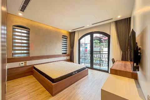 Bran new and lake view modern 2-bedroom apartment on Yen Phu street