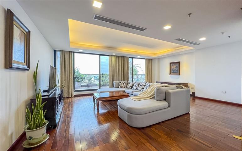 Lake view 3-bedroom apartment with large balcony for rent in Xuan Dieu