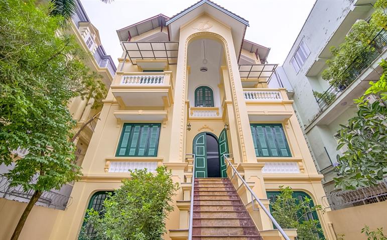 4 bedroom villa with garden and indoor swimming pool for rent in Tay Ho