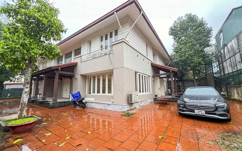 Spacious villa for rent with 4 bedrooms and garden on Dang Thai Mai street