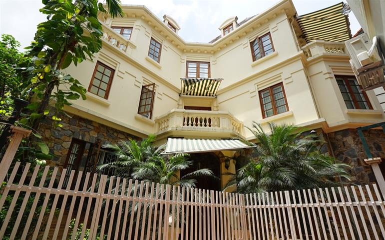 Stunning 5 bedroom villa with a nice garden for rent in To Ngoc Van, Tay ho dist.