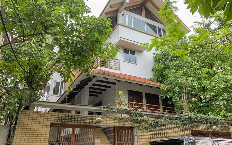 Swimming pool villa of 4 bedrooms with garden for rent on Dang Thai Mai street, Tay Ho, Hanoi