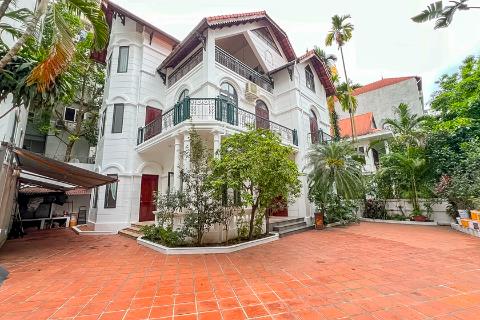 Spacious garden villa for rent with 4 bedrooms on To Ngoc Van street, car parking