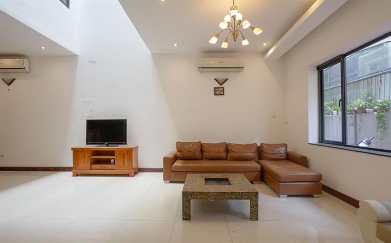 Nice house with 4 bedrooms and 4 private bathrooms for rent on Tay Ho street