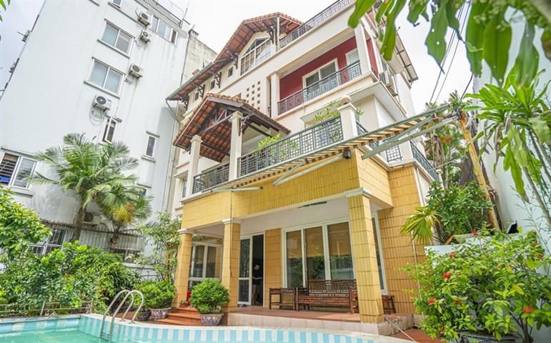 Swimming pool & nice yard villa with 4 bedrooms for rent in Xuan Dieu, Tay Ho