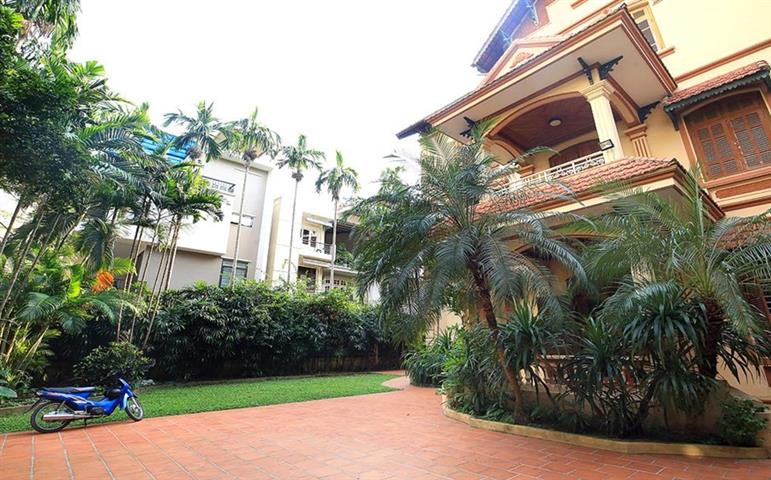 Beautiful 4 bedroom villa with large garden for rent in Tay Ho district, Hanoi