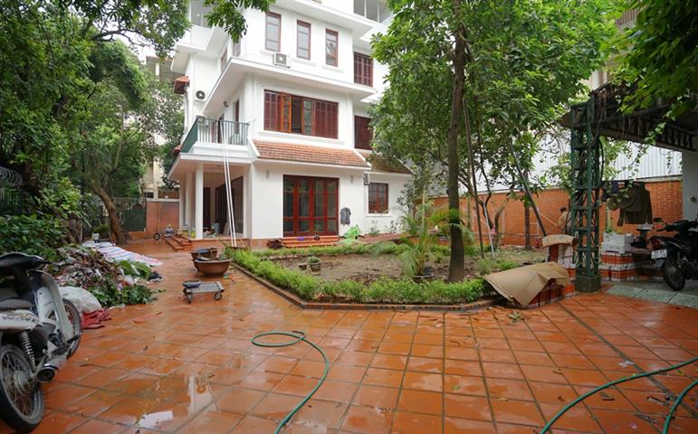 Gorgeous 5 bedroom villa with a spacious garden and swimming pool for rent in Tay Ho center - Westlake