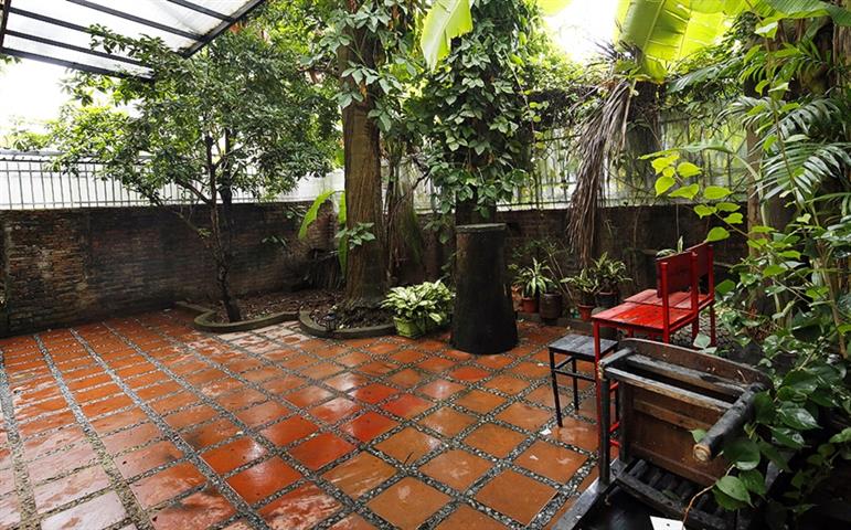 Beautiful house with 4 bedrooms and spacious garden for rent in Tay Ho, Hanoi