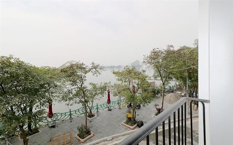 Bright, one-bedroom apartment with lake view for rent