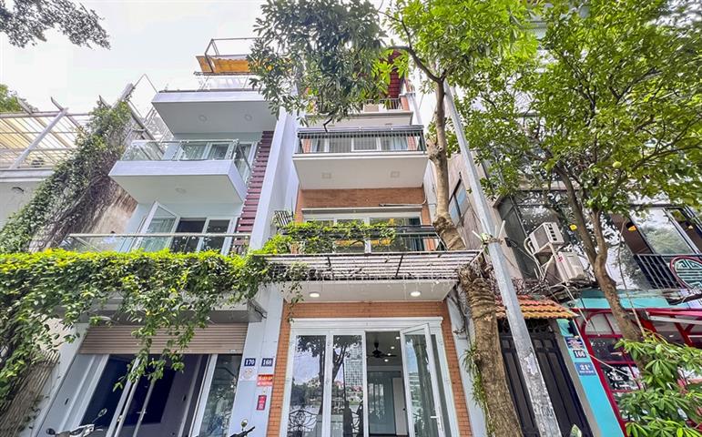 Lake view 4 bedroom house with spacious balconies for rent on Tu Hoa street, Tay Ho