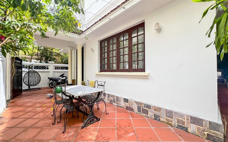 Lovely small house with 3 bedrooms, with yard for rent in Tu Hoa