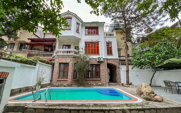 Newly renovated villa located in a quiet area, large garden and swimming pool for rent on Xuan Dieu street