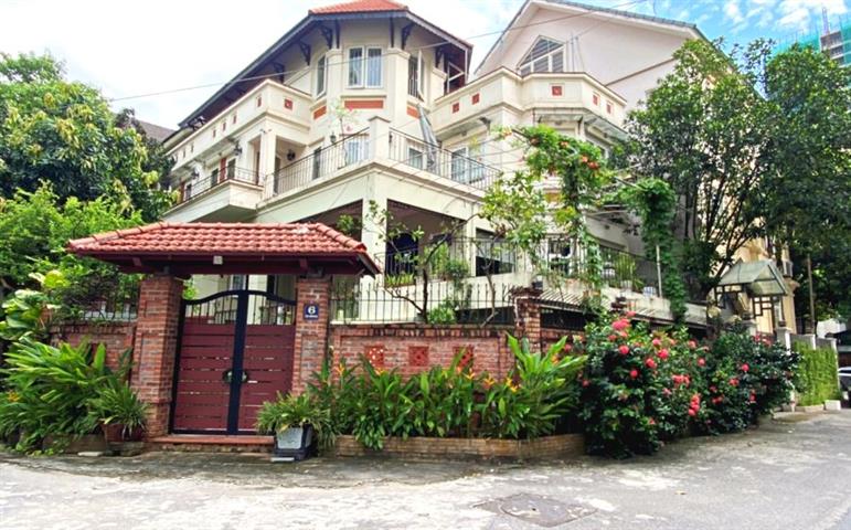 5 bedroom garden villa for rent in Vuon Dao Tay Ho Hanoi